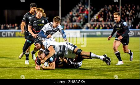 London, Großbritannien. 28th. November 2021. London, Großbritannien. 28th. November 2021. Ben Earl of Saracens wird am 28. November 2021 beim Gallagher Premiership Rugby-Spiel zwischen Saracens und Sale Sharks im StoneX Stadium, London, England, angegangen. Foto von Phil Hutchinson. Nur zur redaktionellen Verwendung, Lizenz für kommerzielle Nutzung erforderlich. Keine Verwendung bei Wetten, Spielen oder Veröffentlichungen einzelner Clubs/Vereine/Spieler. Kredit: UK Sports Pics Ltd/Alamy Live Nachrichten Stockfoto