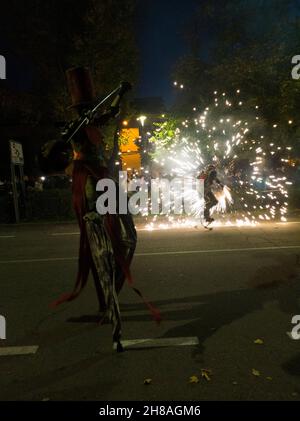 Zauberhafte Herbstparade Hervas Feuerwerk Mann mit Stelzen Stockfoto