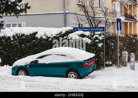 Lublin, Polen - 13. Februar 2021 - Auto im Winter in der Lasockiego Straße von Schnee bedeckt Stockfoto