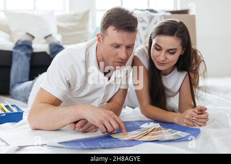 Nahaufnahme. Junges Paar diskutiert Lichtkombinationen für ihre Wohnung. Stockfoto