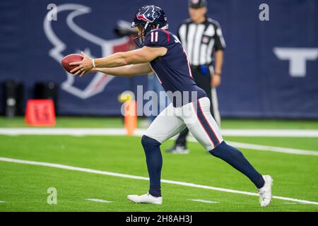 Houston, TX, USA. 28th. November 2021. Der Houston Texans-Spieler Cameron Johnston (11) puntet während des 1st. Quartals eines NFL-Fußballspiels zwischen den New York Jets und den Houston Texans im NRG Stadium in Houston, TX. Trask Smith/CSM/Alamy Live News Stockfoto