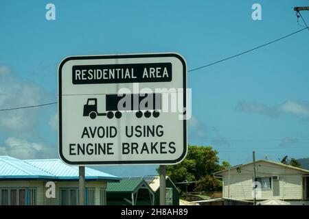 Bruce Highway, Townsville nach Mackay, Queensland, Australien - November 2021: Schild mit Aufforderung an Lkw-Fahrer, Motorbremsen in Wohnhäusern zu vermeiden Stockfoto