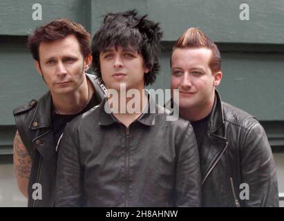 GREEN Day EXCLUSIVE 2009 dreimalige Grammy-Gewinnergruppe 'Green Day' (Billy Joe Armstrong (c), Tres Cool (Frank Edwin Wright III) (r) und Michael Ryan Pritchard (Dirnt) (l) Foto von Adam Sculls/PHOTOlink Stockfoto