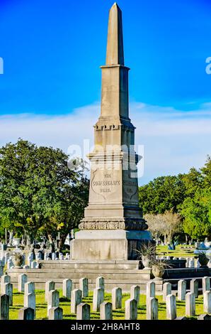 Confederate Rest zeigt ein Denkmal und die Gräber von 1.100 konföderierten Soldaten auf dem Magnolia Cemetery, 26. November 2021, in Mobile, Alabama. Stockfoto