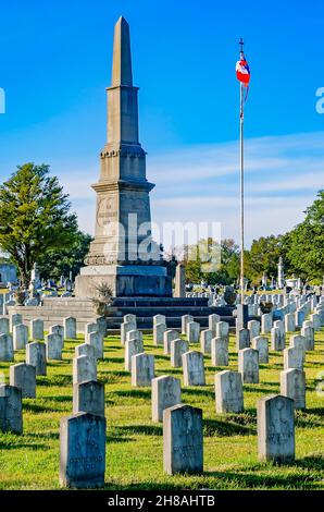 Confederate Rest zeigt ein Denkmal und die Gräber von 1.100 konföderierten Soldaten auf dem Magnolia Cemetery, 26. November 2021, in Mobile, Alabama. Stockfoto