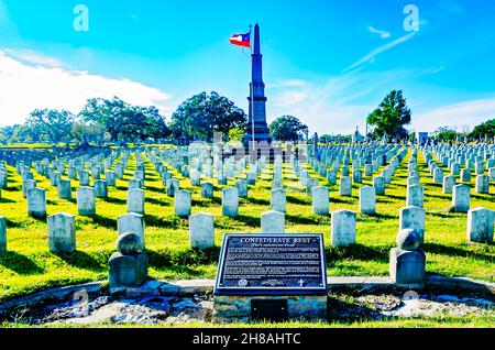 Confederate Rest zeigt ein Denkmal und die Gräber von 1.100 konföderierten Soldaten auf dem Magnolia Cemetery, 26. November 2021, in Mobile, Alabama. Stockfoto