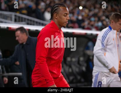 Estadio Santiago Bernabeu, Madrid, Spanien. 28th. November 2021. La Liga Santander Football, Real Madrid CF gegen Sevilla FC; Jules Kunde von Sevilla Credit: Action Plus Sports/Alamy Live News Stockfoto