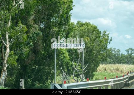 Bruce Highway, Townsville nach Mackay, Queensland, Australien - November 2021: Goorganga Creek Namensschild Stockfoto