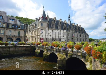 Quimper, Frankreich 08-10-2021 historische Gebäude der Präfektur Finistere und der Sainte Catherine Brücke Stockfoto