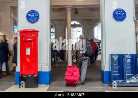 Reisende, Bewegung verschwommen, betreten Brighton Bahnhof. Stockfoto