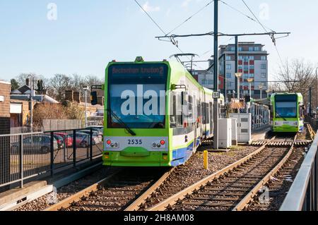 Straßenbahnen an der Haltestelle Beckenham Junction Tramlink. Stockfoto