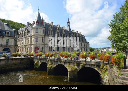 Quimper, Frankreich, Gebäude der Präfektur Finisteré und der Brigde Sainte Catherine Stockfoto