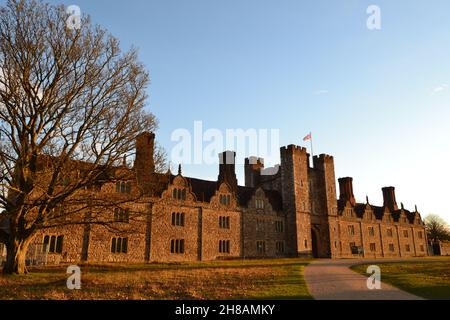 Die mittelalterliche/Tudor-Fassade von Knole House, Sevenoaks, Kent, England, am späten Nachmittag im Winter/Spätherbst. Heimat der Familie Sackville-West. Henry VIII Stockfoto