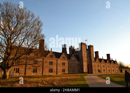 Die mittelalterliche/Tudor-Fassade von Knole House, Sevenoaks, Kent, England, am späten Nachmittag im Winter/Spätherbst. Heimat der Familie Sackville-West. Henry VIII Stockfoto