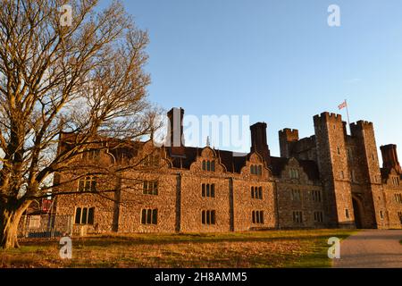 Die mittelalterliche/Tudor-Fassade von Knole House, Sevenoaks, Kent, England, am späten Nachmittag im Winter/Spätherbst. Heimat der Familie Sackville-West. Henry VIII Stockfoto