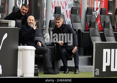 Mailand, Italien. 28th. November 2021. Ivan Gazidis A.D. von AC Mailand, Paolo Maldini Technical Area Director von AC Mailand und Frederic Massara Sport Director von AC Mailand während des Fußballspiels der Serie A 2021/22 zwischen AC Mailand und US Sassuolo im Giuseppe Meazza Stadium, Mailand, Italien am 28. November 2021 Quelle: Independent Photo Agency/Alamy Live News Stockfoto