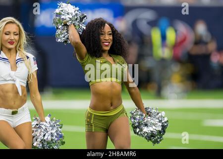 Houston, TX, USA. 28th. November 2021. Ein Houston Texans Cheerleader tritt vor einem NFL-Fußballspiel zwischen den New York Jets und den Houston Texans im NRG Stadium in Houston, TX, auf. Die Jets gewannen das Spiel 21-14.Trask Smith/CSM/Alamy Live News Stockfoto