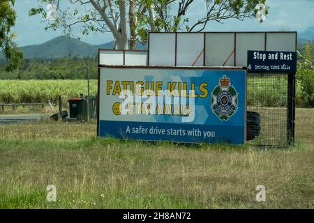 Bruce Highway, Townsville nach Mackay, Queensland, Australien - November 2021: Straßenverkehrssicherheitshinweis, dass Müdigkeit tötet, wach bleiben Stockfoto