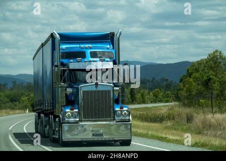 Bruce Highway, Townsville nach Mackay, Queensland, Australien - November 2021: Ein Sattelschlepper, der Fracht zwischen Städten transportiert Stockfoto