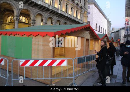 Milao, Italien. 28th. November 2021. (INT) Weihnachtsdekoration wird in Mailand, Italien montiert. 28. November 2021, Mailand, Italien: Am Sonntag (28), mitten im europäischen Herbst, wandern die Menschen inmitten der Weihnachtsdekoration in Mailand, Italien. Der traditionelle Weihnachtsmarkt, der sich neben dem Dom befindet, wird vor der berühmten Galerie Vittorio Emanuele eingerichtet. (Bild: © Josi Donelli/TheNEWS2 via ZUMA Press Wire) Stockfoto