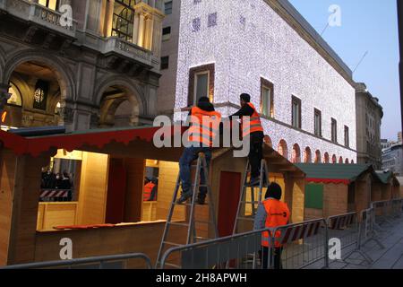 Milao, Italien. 28th. November 2021. (INT) Weihnachtsdekoration wird in Mailand, Italien montiert. 28. November 2021, Mailand, Italien: Am Sonntag (28), mitten im europäischen Herbst, wandern die Menschen inmitten der Weihnachtsdekoration in Mailand, Italien. Der traditionelle Weihnachtsmarkt, der sich neben dem Dom befindet, wird vor der berühmten Galerie Vittorio Emanuele eingerichtet. (Bild: © Josi Donelli/TheNEWS2 via ZUMA Press Wire) Stockfoto