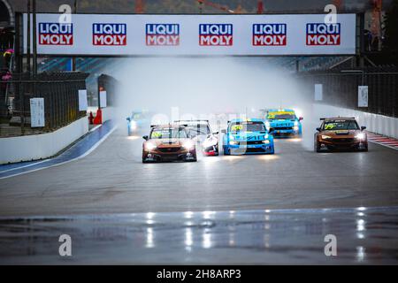 96 Azcona Mikel (Spa), Zengo Motorsport, Cupra Leon Competicion TCR, Action 100 Muller Yvan (Fra), Cyan Racing Lynk & Co, Lync & Co 03 TCR, Action 79 Huff Rob (gbr), Zengo Motorsport, Cupra Leon Competicion TCR, Action während des FIA WTCR Race of Russia 2021, 8th Runde des FIA World Touring Car Cup 2021 auf dem Sotschi Autodrom, vom 27. Bis 28. November 2021 in Sotschi, Russland- Foto Evgeniy Safronov / DPPI - Foto: Xavi Bonilla/DPPI/LiveMedia Stockfoto