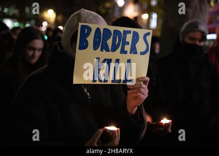 London, Großbritannien. 25th. November 2021. Hunderte von Menschen protestieren vor dem Innenministerium gegen seine Einwanderungs- und Grenzkontrollpolitik und fordern sicherere Wege für Asylbewerber. 27 Menschen waren am Vortag im Kanal ertrunken, um Großbritannien zu erreichen. Kredit: Mark Kerrison/Alamy Live Nachrichten Stockfoto