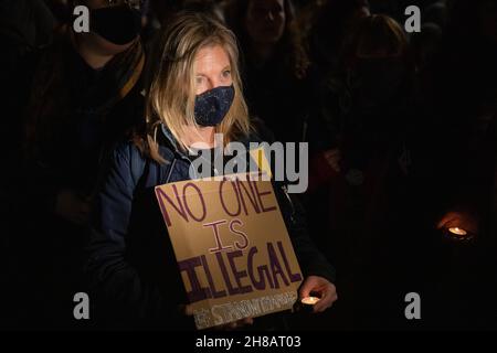London, Großbritannien. 25th. November 2021. Hunderte von Menschen protestieren vor dem Innenministerium gegen seine Einwanderungs- und Grenzkontrollpolitik und fordern sicherere Wege für Asylbewerber. 27 Menschen waren am Vortag im Kanal ertrunken, um Großbritannien zu erreichen. Kredit: Mark Kerrison/Alamy Live Nachrichten Stockfoto