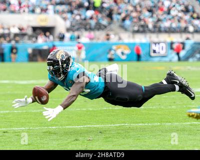 Jacksonville, FL, USA. 28th. November 2021. Jacksonville Jaguars läuft zurück Dare Ogunbowale (33) ist nicht in der Lage, den Ball während 1st Halb NFL Fußballspiel zwischen den Atlanta Falcons und den Jacksonville Jaguars auf TIAA Bank Field in Jacksonville, FL zu fangen. Romeo T Guzman/CSM/Alamy Live News Stockfoto