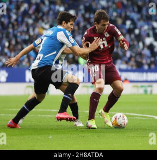 Sabadell, Barcelona, Spanien. 28th. November 2021. Barcelona Spanien 28.11.2021 Leandro Cabrera (Espanyol Barcelona) und Mikel Oyarzabal (Real Sociedad) kämpfen während der La Liga Santander zwischen Espanyol und Real Sociedad im RCDE-Stadion am 28. November 2021 in Barcelona um den Ball. Quelle: Xavi Urgeles/ZUMA Wire/Alamy Live News Stockfoto