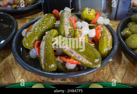 Spieße oder spanische Banderillas. Köstliche Brochetten gefüllt mit Thunfisch Stockfoto