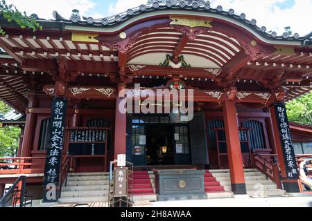 Haupttempelgebäude am Honryuin-Tempel, einem buddhistischen Schrein, der dem gott Kangiten in Asakusa, Tokio, Japan, gewidmet ist. Daikon-Radieschen werden am Schrein als Opfergabe für erhörte Gebete gefunden. Stockfoto