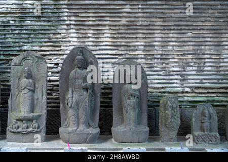Statuen von buddhas im Honryuin-Tempel, einem buddhistischen Schrein, der dem gott Kangiten in Asakusa, Tokio, Japan, gewidmet ist. Der Tempel ist bekannt für die Darbringung von Daikon Radieschen, die im Gebet angeboten werden. Stockfoto