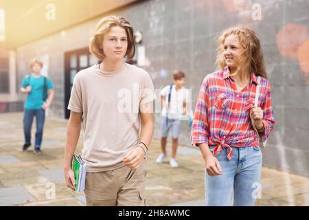 Jugendliche kommen nach dem Schulunterricht nach Hause Stockfoto