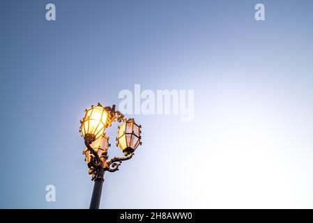 Alte Straßenlaternen in der Straße von Valetta, Malta in der Abenddämmerung Stockfoto