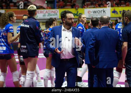 Cheftrainer Stefano Lavarini (Novara) während Unet E-Work Busto Arsizio gegen Igor Gorgonzola Novara, Volleyball Ital Serie A1 Frauenspiel in Busto Arsizio (VA), Italien, November 28 2021 Stockfoto