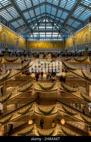 Paris, Frankreich - 28. November 2021: Wunderschöne Weihnachtsdekoration im luxuriösen Einkaufszentrum Samaritaine in Paris Stockfoto