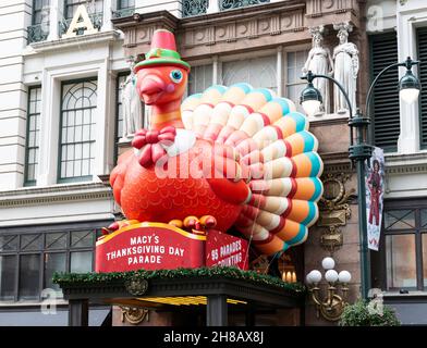New York City, New York, USA - 20. November 2021: Eine große türkei auf einem Eingang zu Macy's auf dem Herald Square zur Thanksgiving Day Parade. Stockfoto