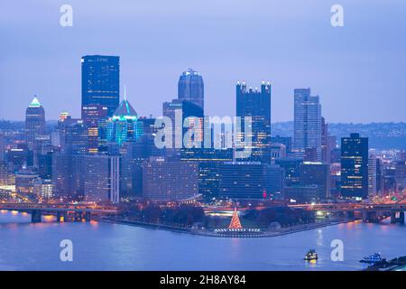 Pittsburgh, PA, USA - 28. Nov 2021 eine beleuchtete Weihnachtsbaumdekoration, die im Point State Park ausgestellt ist, leuchtet an einem bewölkten Morgen mit dem Stockfoto