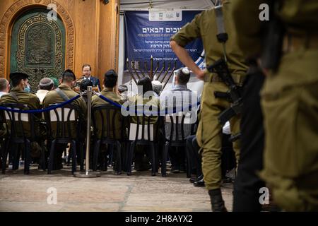 Der israelische Präsident Isaac Herzog zündet bei einer Zeremonie im Grab der Patriarchen, auch bekannt als Ibrahimi-Moschee, die erste Kerze der Chanukka an. Er ist der erste israelische Präsident, der an einer solchen Zeremonie im umstrittenen Kontext der geteilten Stadt Hebron teilnimmt. Linke Organisationen und Aktivisten, die versuchten, vor dem Ort gegen die Beteiligung von Herzog zu demonstrieren, wurden von der IDF und den Polizeikräften am Eingang zum nahe gelegenen Kiryat Arba angehalten - und protestierten am Eingang der Stadt. Hebron, Das Westjordanland. November 28th 2021. (Foto von Matan Golan/Sipa USA) Stockfoto