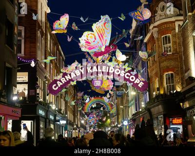 Sehen Sie sich die beeindruckenden Weihnachtsdekorationen in der Carnaby Street in der Stadt London 2021 an Stockfoto