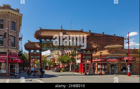 Die Tore des Harmonius-Interesses bewachen den Eingang zu Kanadas ältestem Chinatown in Victoria, BC Stockfoto