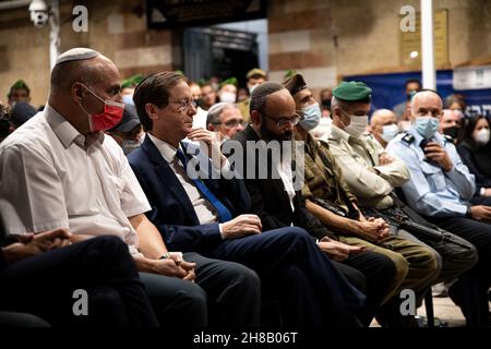 Hebron, Israel. 28th. November 2021. Der israelische Präsident Isaac Herzog zündet bei einer Zeremonie im Grab der Patriarchen, auch bekannt als Ibrahimi-Moschee, die erste Kerze der Chanukka an. Er ist der erste israelische Präsident, der an einer solchen Zeremonie im umstrittenen Kontext der geteilten Stadt Hebron teilnimmt. Kredit: Matan Golan/Alamy Live Nachrichten Stockfoto