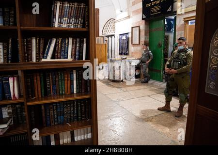 Hebron, Israel. 28th. November 2021. Der israelische Präsident Isaac Herzog zündet bei einer Zeremonie im Grab der Patriarchen, auch bekannt als Ibrahimi-Moschee, die erste Kerze der Chanukka an. Er ist der erste israelische Präsident, der an einer solchen Zeremonie im umstrittenen Kontext der geteilten Stadt Hebron teilnimmt. Kredit: Matan Golan/Alamy Live Nachrichten Stockfoto