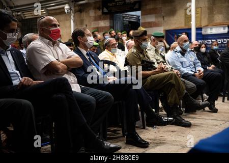 Hebron, Israel. 28th. November 2021. Der israelische Präsident Isaac Herzog zündet bei einer Zeremonie im Grab der Patriarchen, auch bekannt als Ibrahimi-Moschee, die erste Kerze der Chanukka an. Er ist der erste israelische Präsident, der an einer solchen Zeremonie im umstrittenen Kontext der geteilten Stadt Hebron teilnimmt. Kredit: Matan Golan/Alamy Live Nachrichten Stockfoto