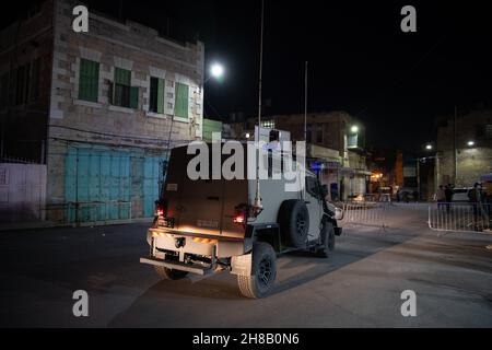 Hebron, Israel. 28th. November 2021. Der israelische Präsident Isaac Herzog zündet bei einer Zeremonie im Grab der Patriarchen, auch bekannt als Ibrahimi-Moschee, die erste Kerze der Chanukka an. Er ist der erste israelische Präsident, der an einer solchen Zeremonie im umstrittenen Kontext der geteilten Stadt Hebron teilnimmt. Kredit: Matan Golan/Alamy Live Nachrichten Stockfoto