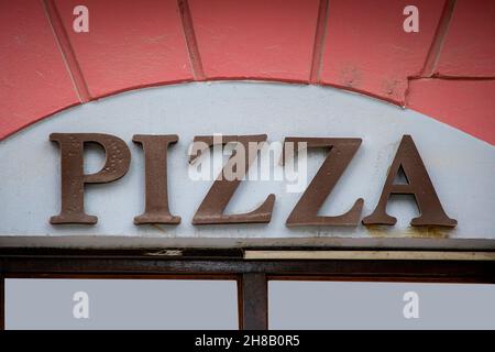 Pizza-Schild an der Fassade vor der Pizzeria Stockfoto