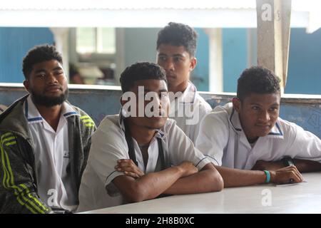 Männliche Schüler der Kupuiano Secondary School in der Zentralprovinz, Papua-Neuguinea, die zu einer Präsentation im Jahr 2018 auflisten. Stockfoto