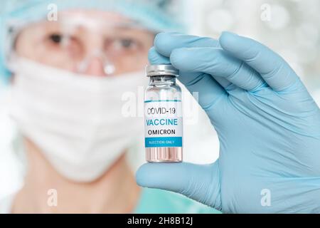 Wissenschaftlerin, die ein Fläschchen mit Coronavirus-Impfstoff Covid 19 Omicron-Variante hält Stockfoto