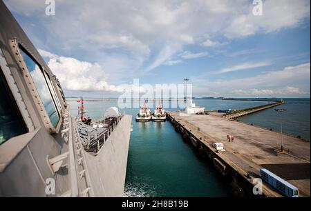 211125-N-LI768-1079 MARINESTÜTZPUNKT CHANGI, Singapur (Nov 25, 2021) – das Litoral Combat Ship USS Tulsa (LCS 16) kommt auf dem Changi Naval Base in Singapur an. Tulsa, Teil von Destroyer Squadron (DESRON) 7, ist im Rotationseinsatz und arbeitet im US-amerikanischen Flottenbereich 7th, um die Interoperabilität mit Partnern zu verbessern und als einsatzbereite Kraft zur Unterstützung einer freien und offenen Region im Indo-Pazifik-Raum zu fungieren. (USA Navy Foto von Mass Communication Specialist 1st Class Devin M. langer) Stockfoto